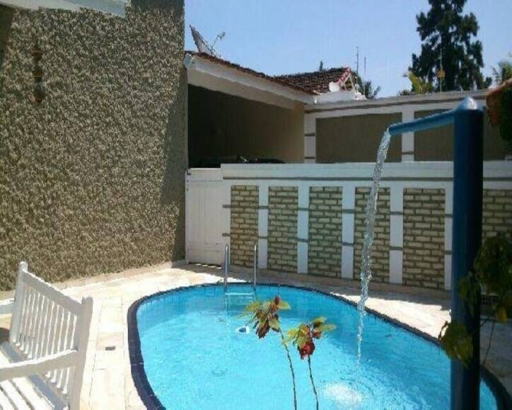Casa à venda com 6 quartos, 400m² - Foto 1