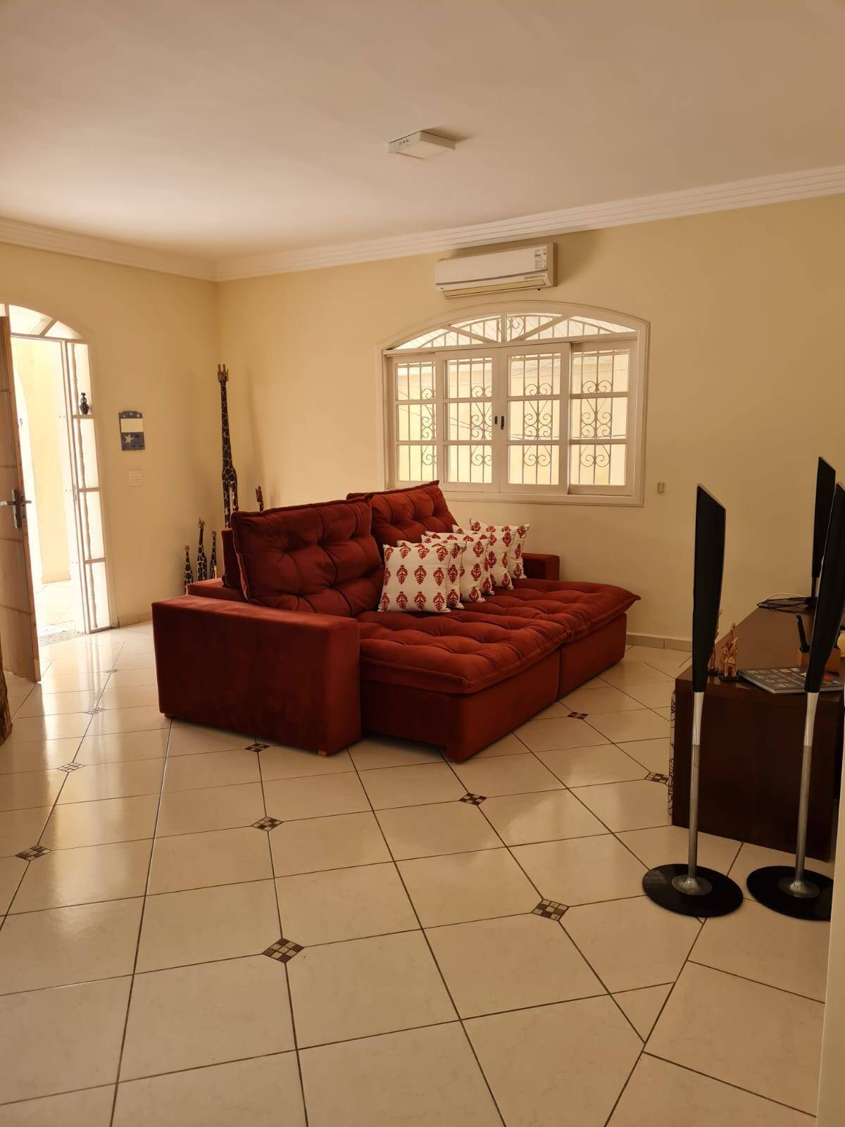 Casa à venda e aluguel com 3 quartos, 200m² - Foto 1