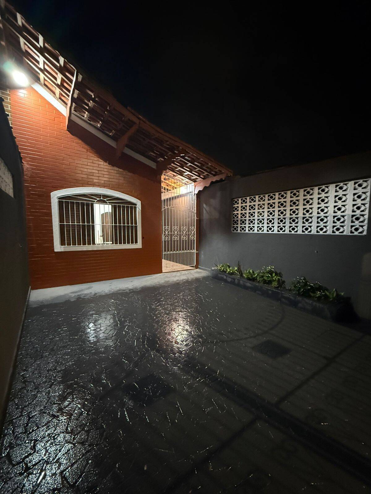 Casa à Venda na Vila Mirim – Praia Grande/SP  
A apenas 400 metros da pRAIA