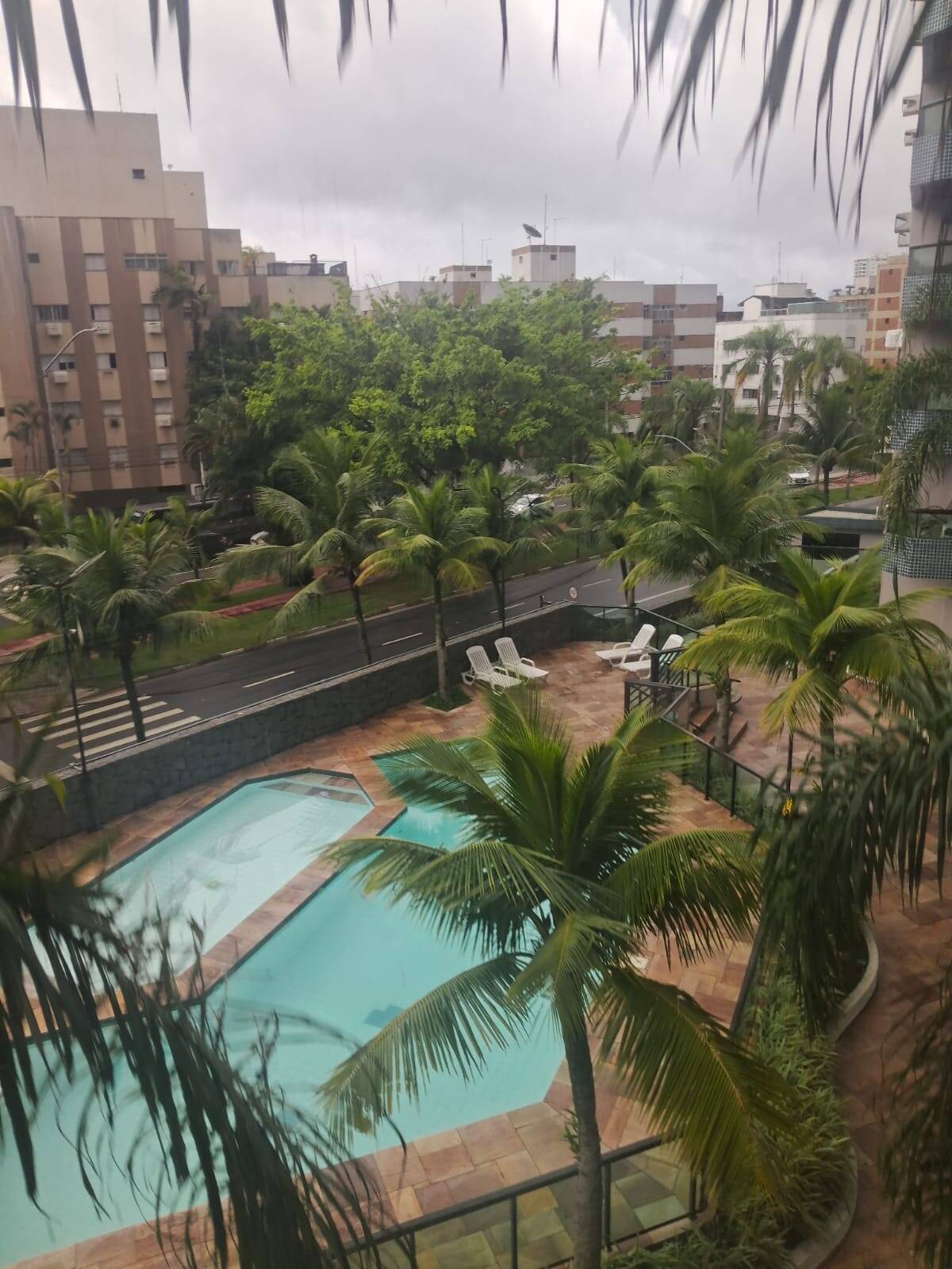 *Apartamento à Venda – Praia da Enseada – Guarujá | R$ 420.000*  
*74 m² |