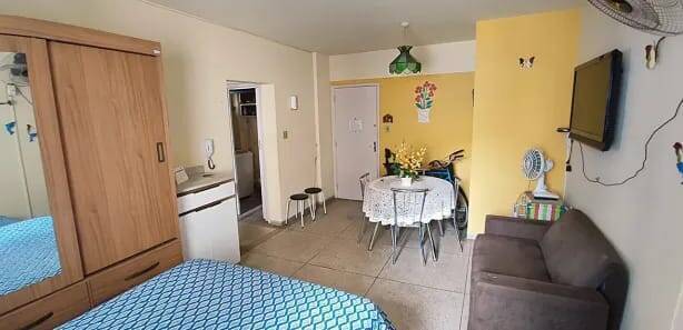 Living à venda no Centro de São Vicente, com ótimo espaço e localização pri
