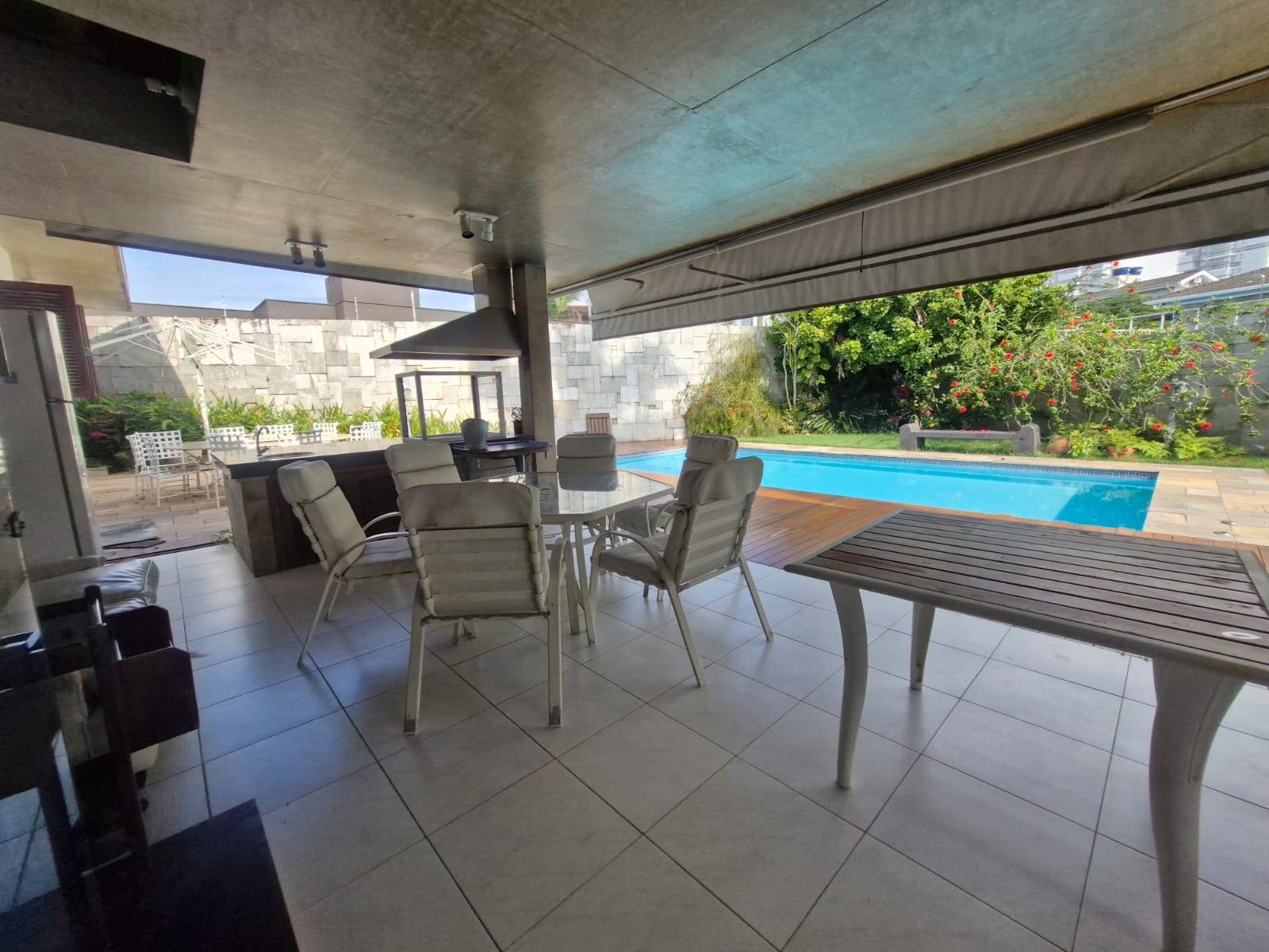 Casa reformada e mobiliada com piscina e área gourmet a 2 quadras da Praia