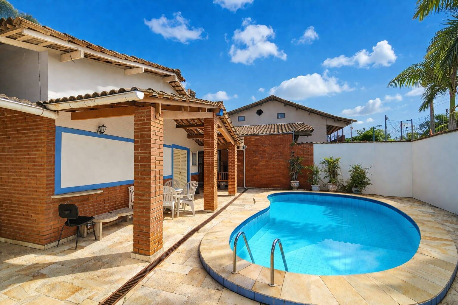 Casa Térrea 3 Dormitórios (1 Suíte) a 500m da Praia da Enseada/ Guarujá/SP