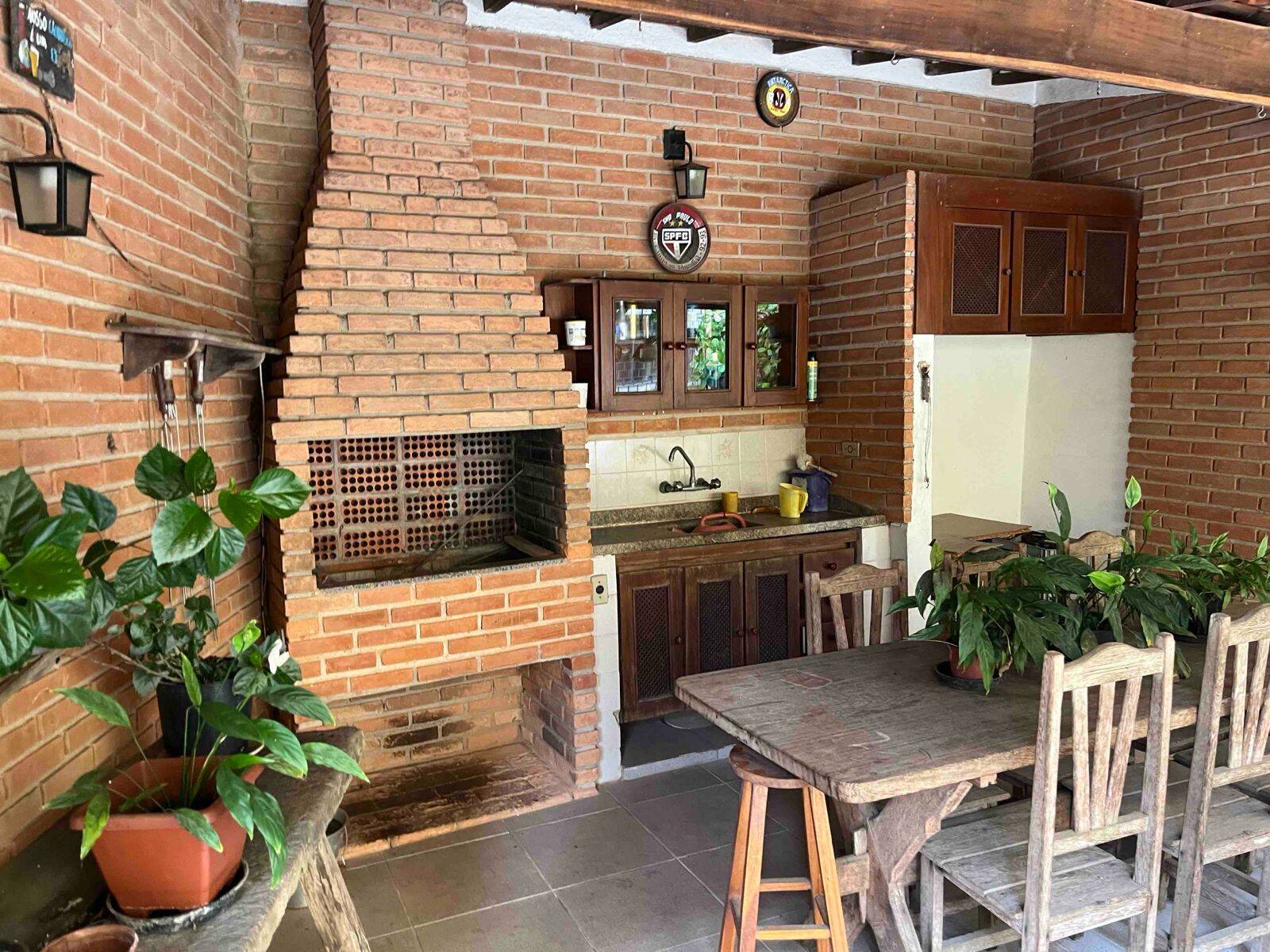 CASA A VENDA NA PRAIA DA ENSEADA – CONFORTO, ESPAÇO E LAZER PRIVATIVO