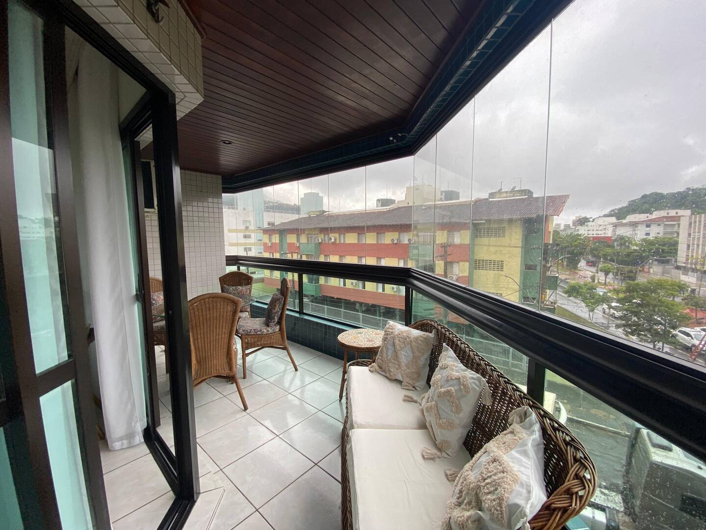 Apartamento à venda e locação anual na Praia da Enseada Guarujá SP