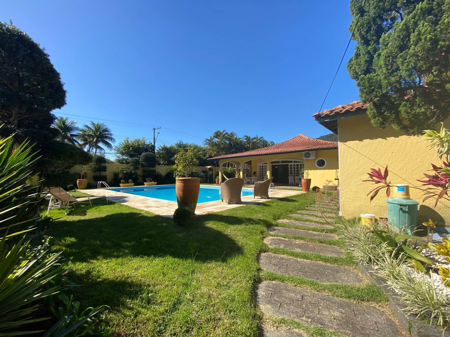 Casa de Alto Padrão no Guaiúba – Espaço, Privacidade e Conforto a venda