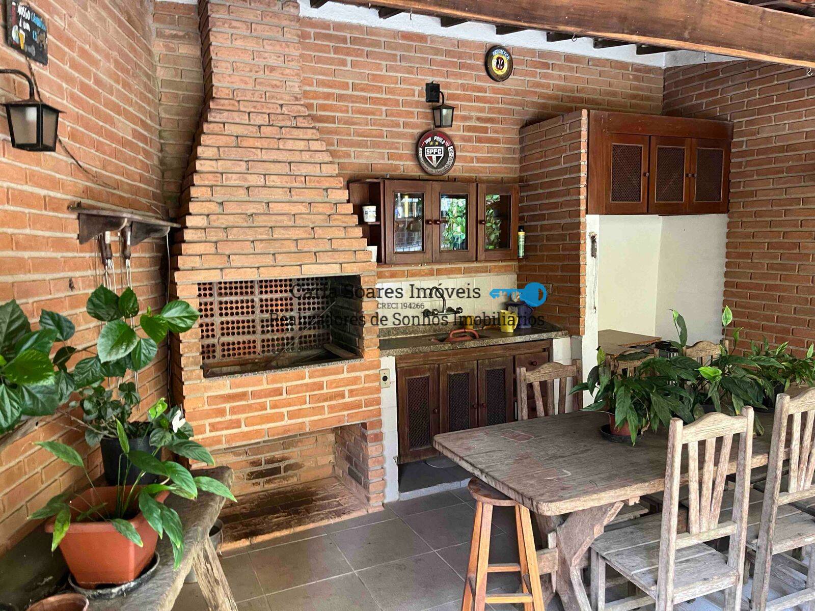 Casa, 4 quartos, 240 m² - Foto 1