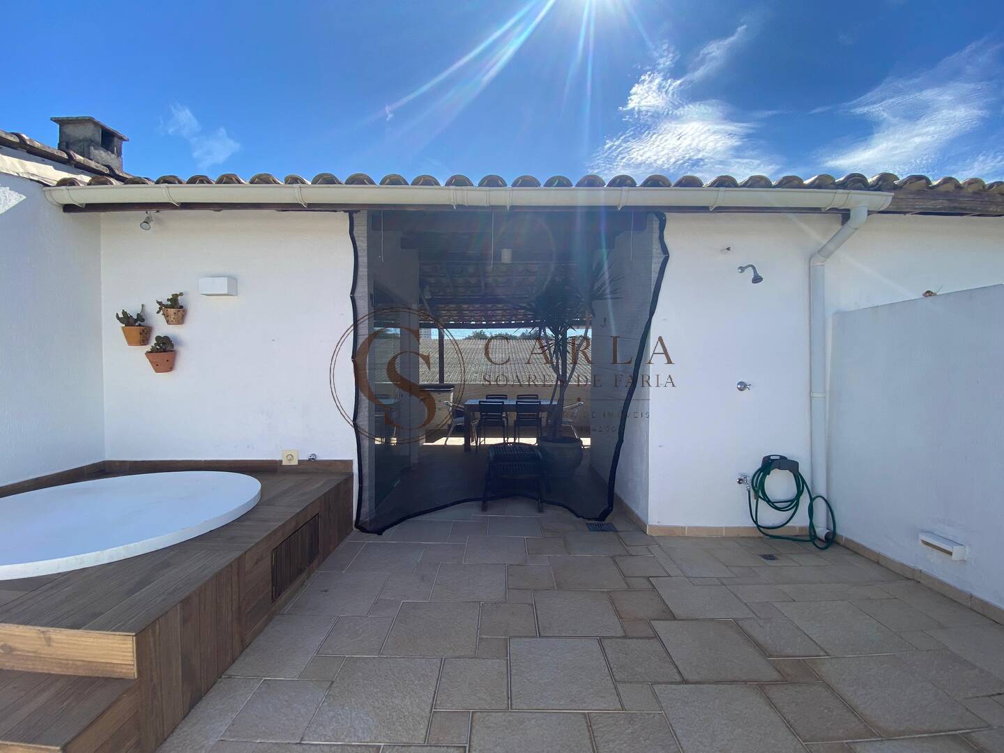 CASA TRIPLEX EM CONDOMÍNIO EM FRENTE À PRAIA DA ENSEADA – GUARUJÁ ??