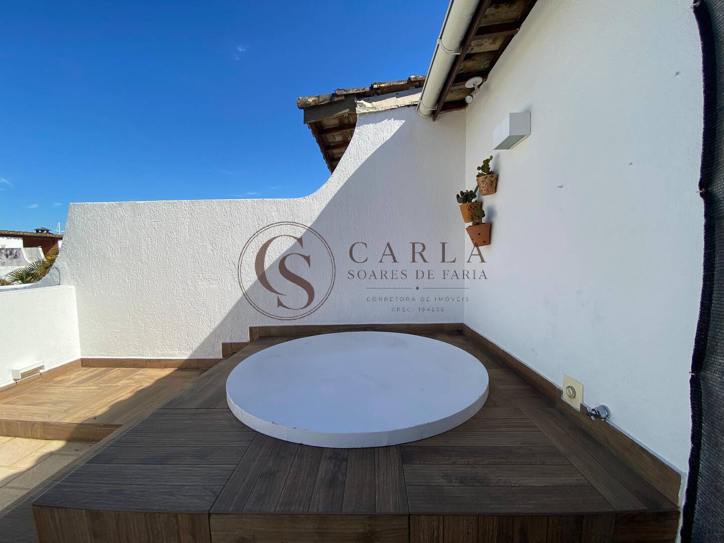 CASA TRIPLEX EM CONDOMÍNIO EM FRENTE À PRAIA DA ENSEADA – GUARUJÁ ??