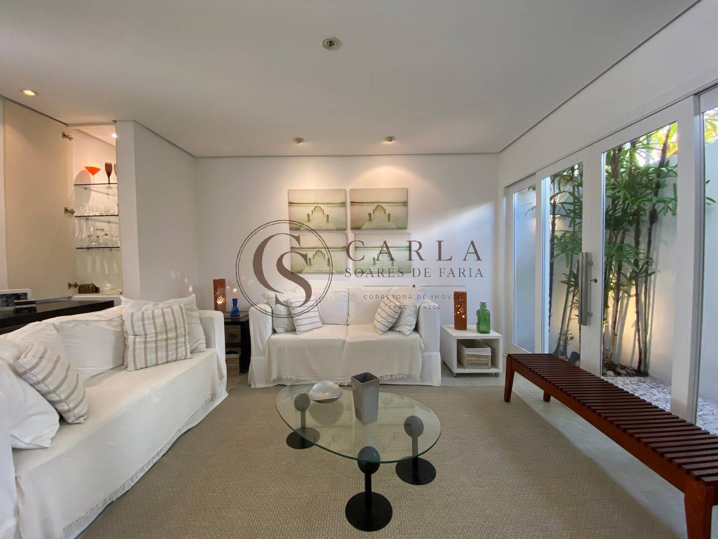 CASA TRIPLEX EM FRENTE À PRAIA DA ENSEADA!
Uma oportunidade especial