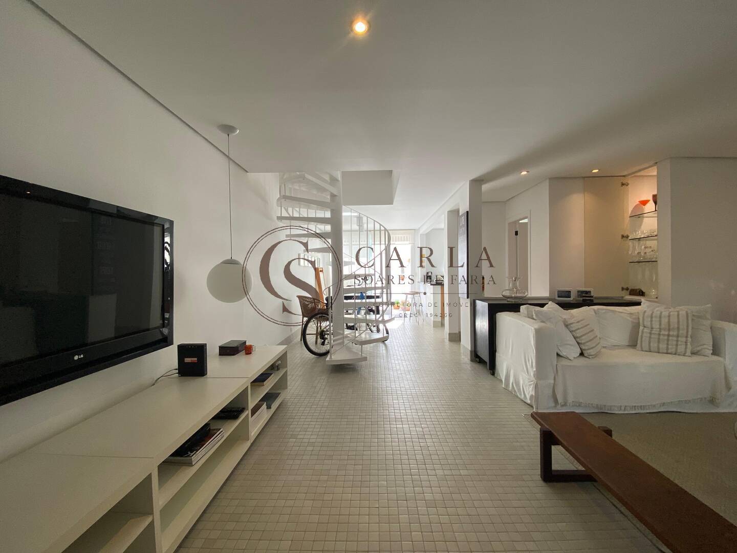 CASA TRIPLEX EM FRENTE À PRAIA DA ENSEADA!
Uma oportunidade especial