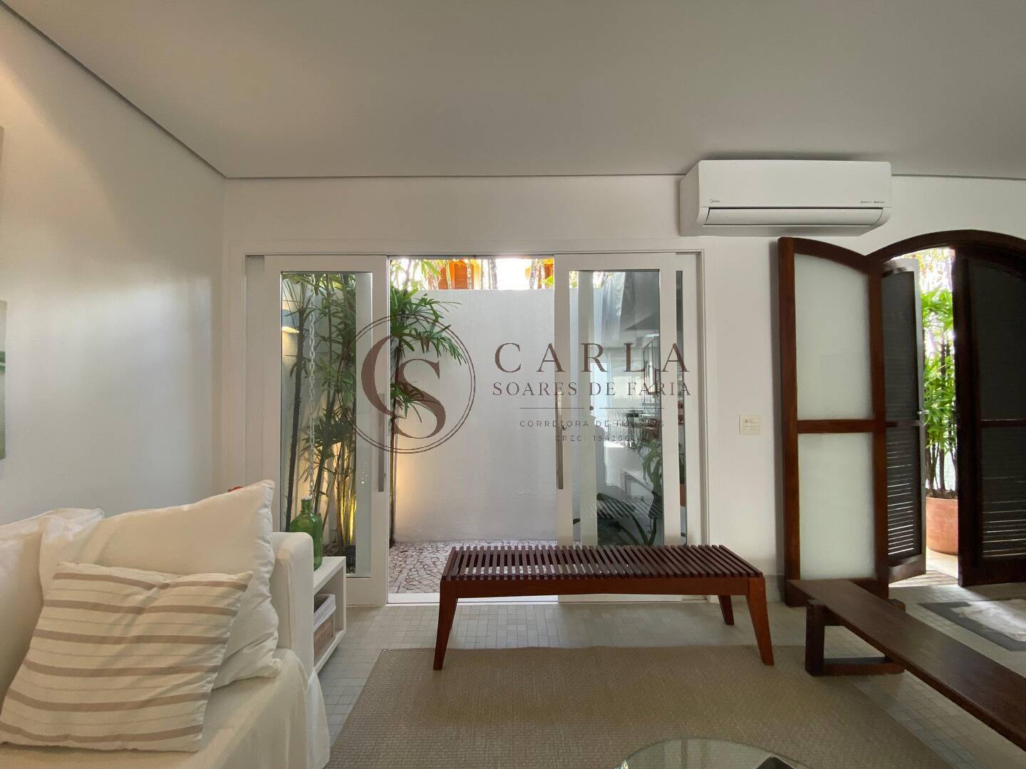 CASA TRIPLEX EM FRENTE À PRAIA DA ENSEADA!
Uma oportunidade especial