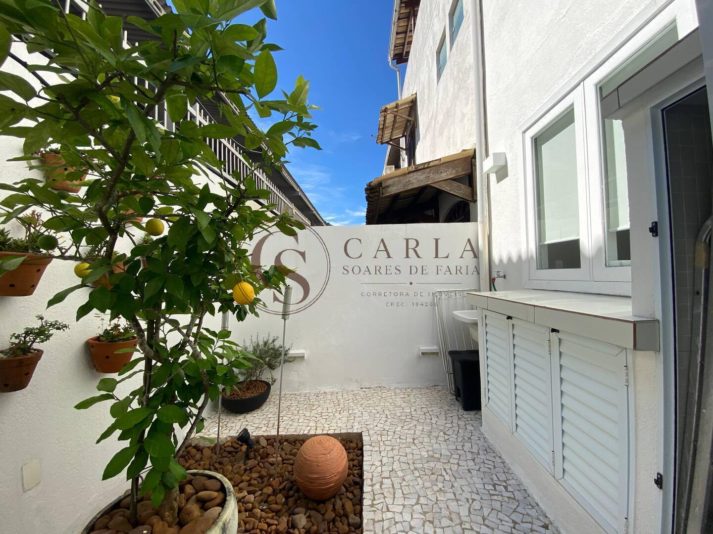 CASA TRIPLEX EM FRENTE À PRAIA DA ENSEADA!
Uma oportunidade especial