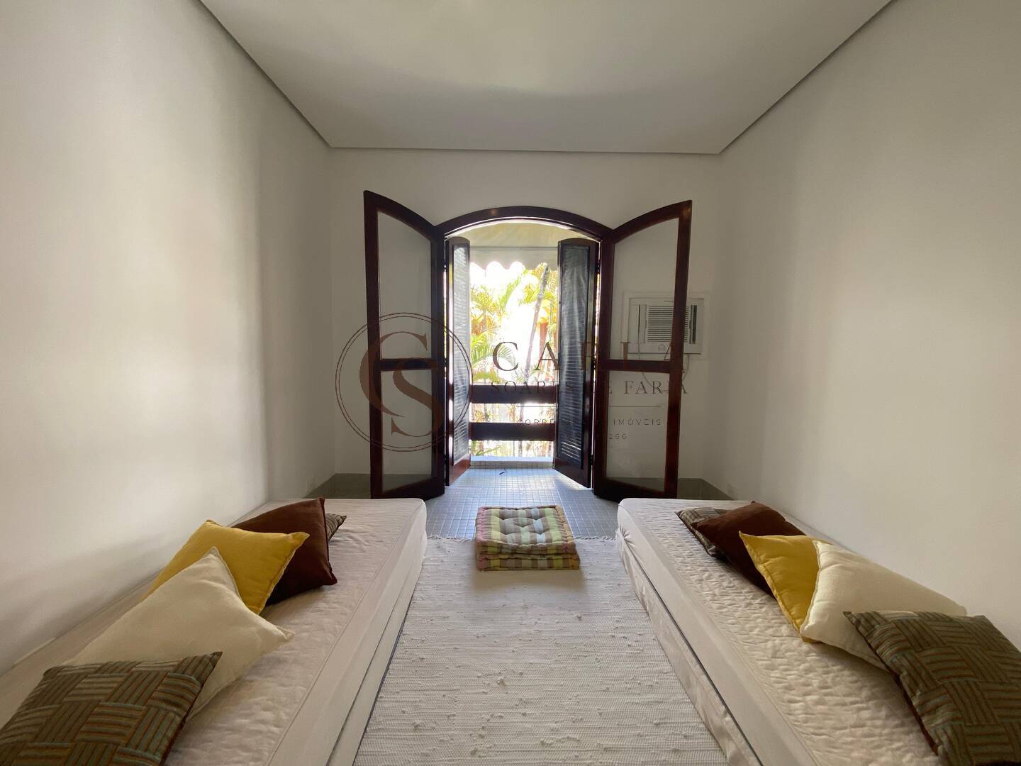 CASA TRIPLEX EM FRENTE À PRAIA DA ENSEADA!
Uma oportunidade especial