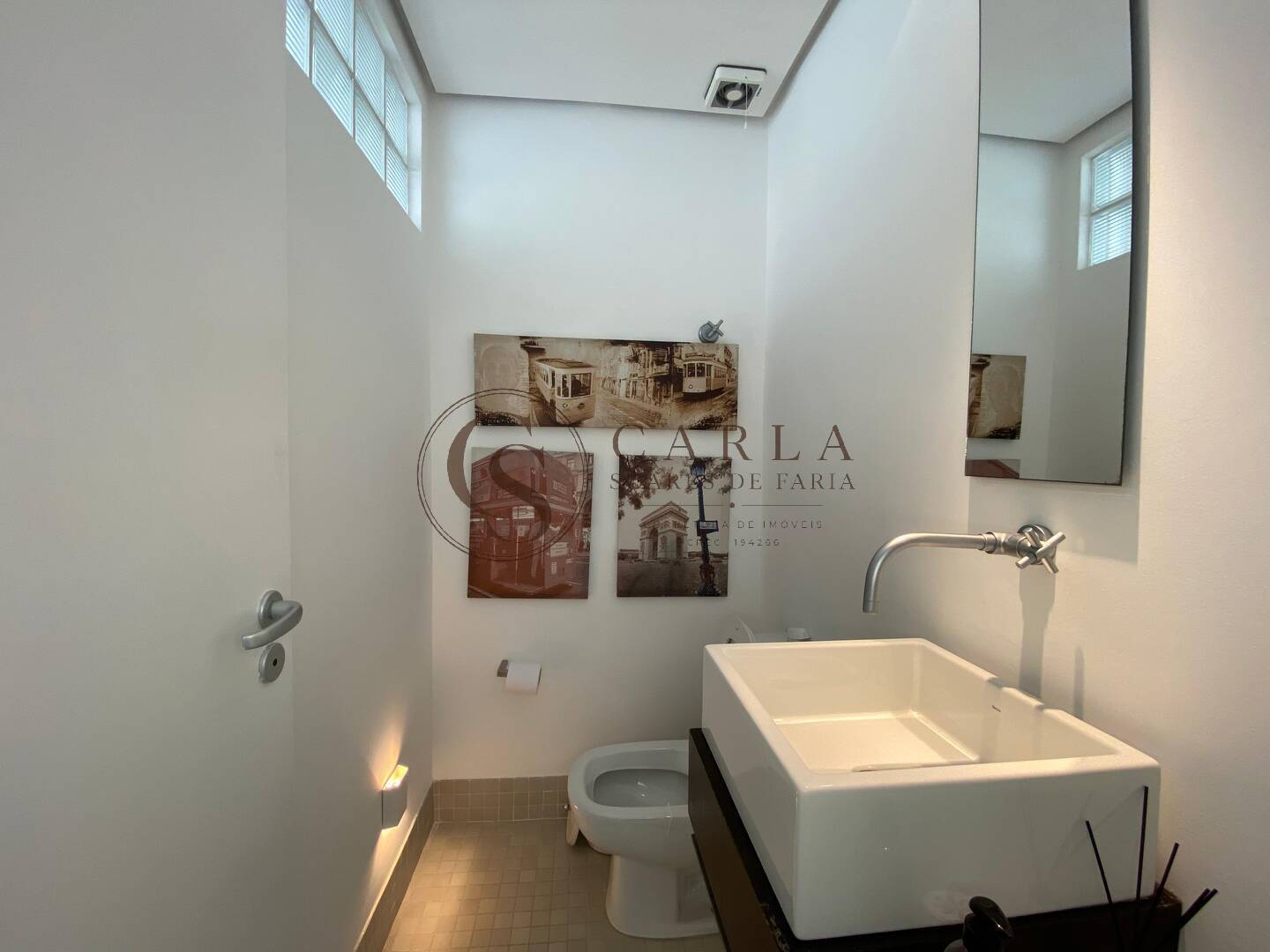 CASA TRIPLEX EM FRENTE À PRAIA DA ENSEADA!
Uma oportunidade especial