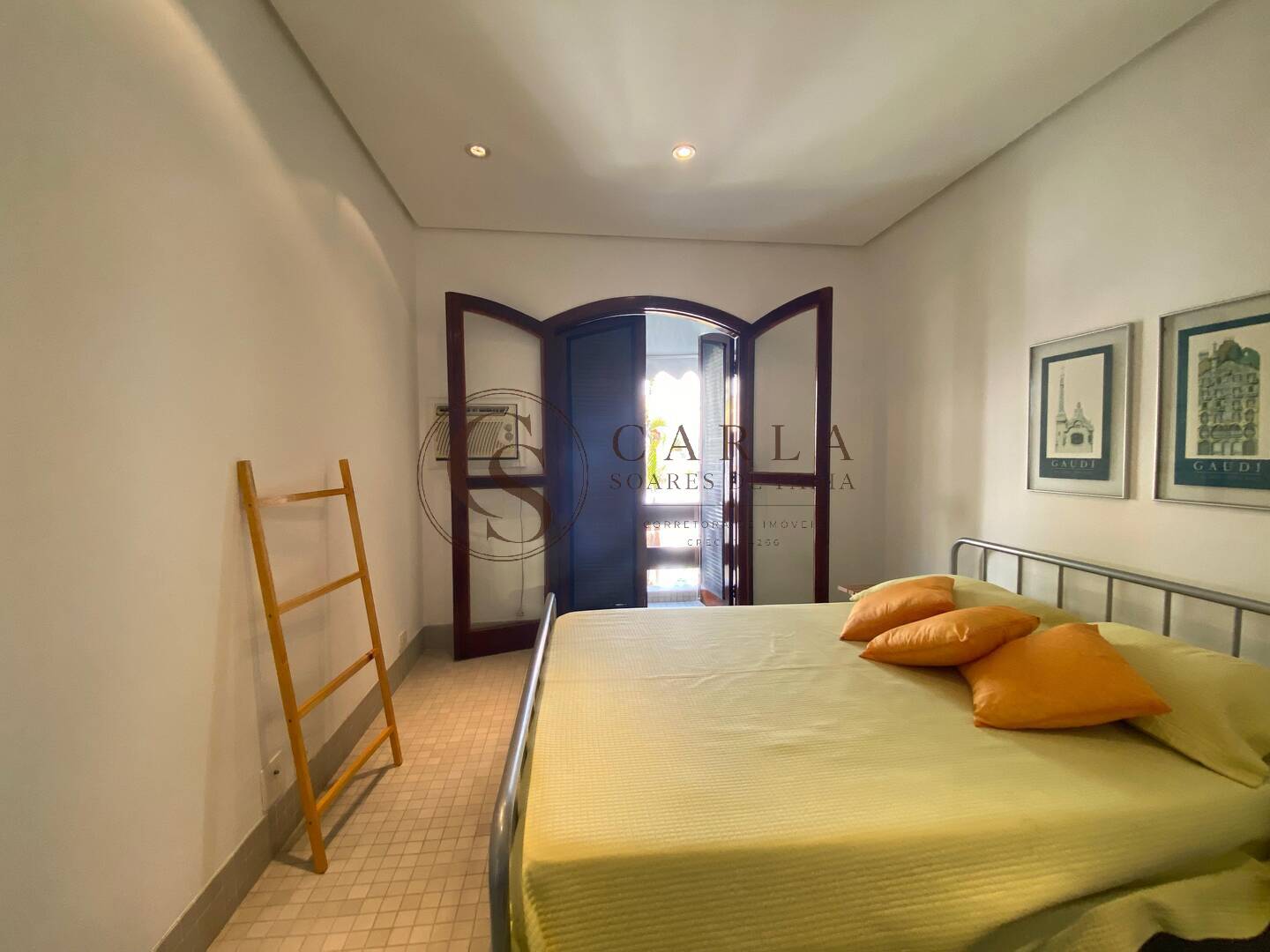 CASA TRIPLEX EM FRENTE À PRAIA DA ENSEADA!
Uma oportunidade especial