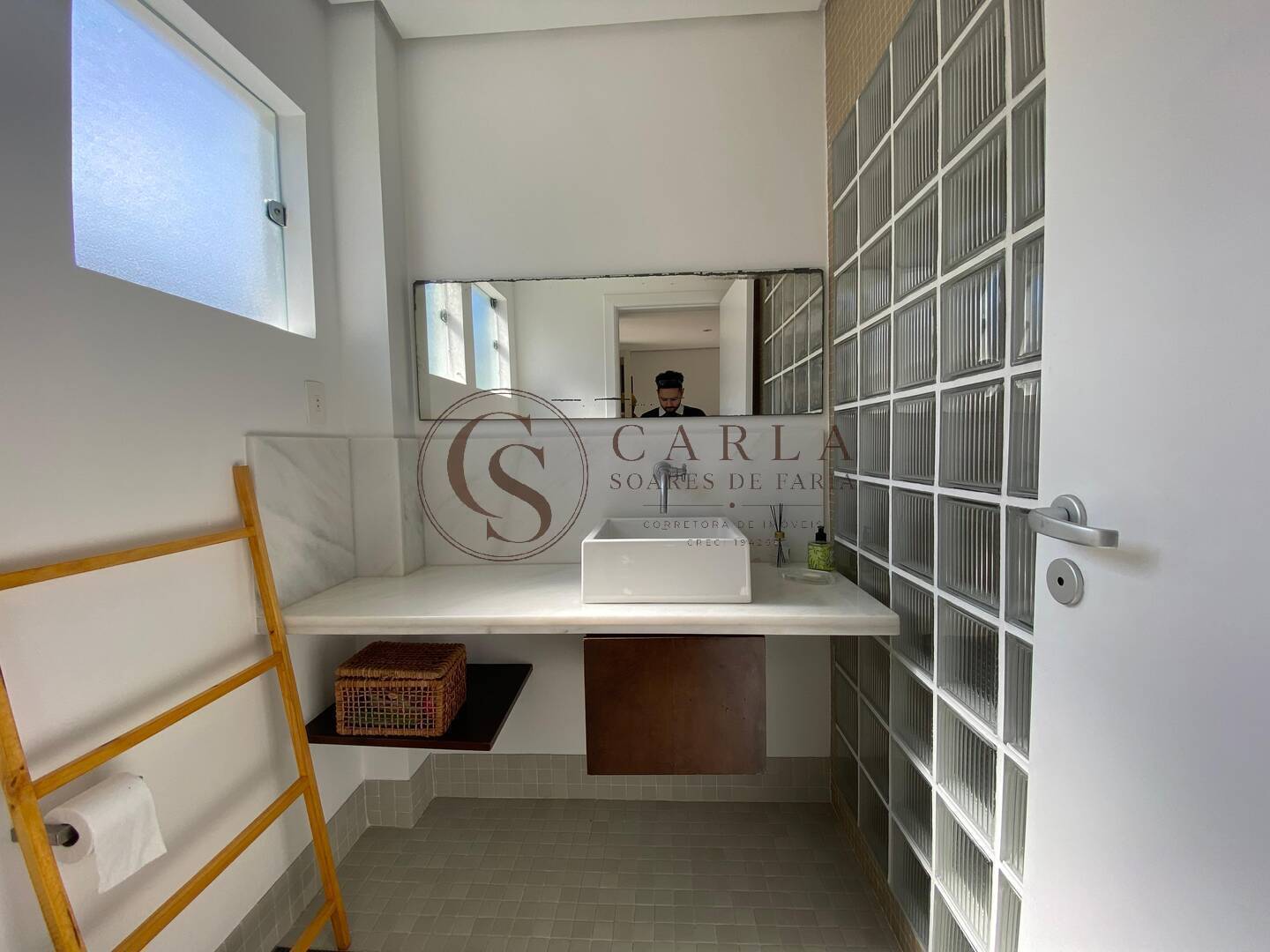 CASA TRIPLEX EM FRENTE À PRAIA DA ENSEADA!
Uma oportunidade especial