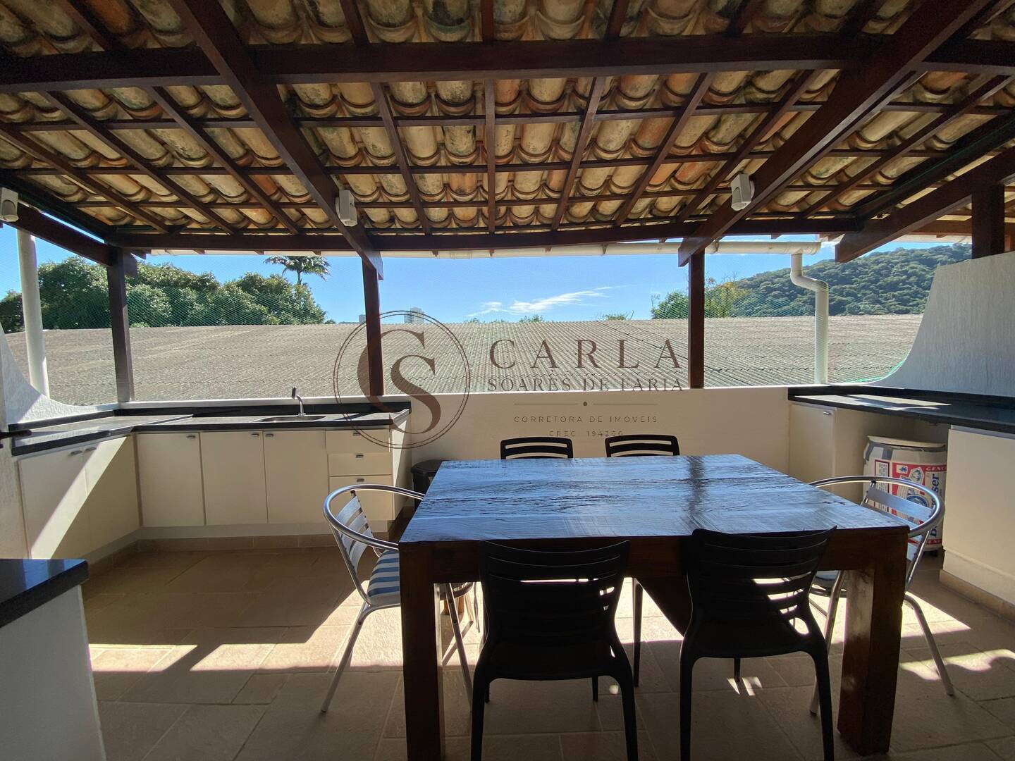 CASA TRIPLEX EM FRENTE À PRAIA DA ENSEADA!
Uma oportunidade especial